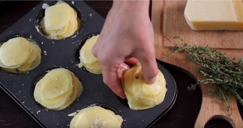 Muffinsütőbe sült karikára vágott krumpli